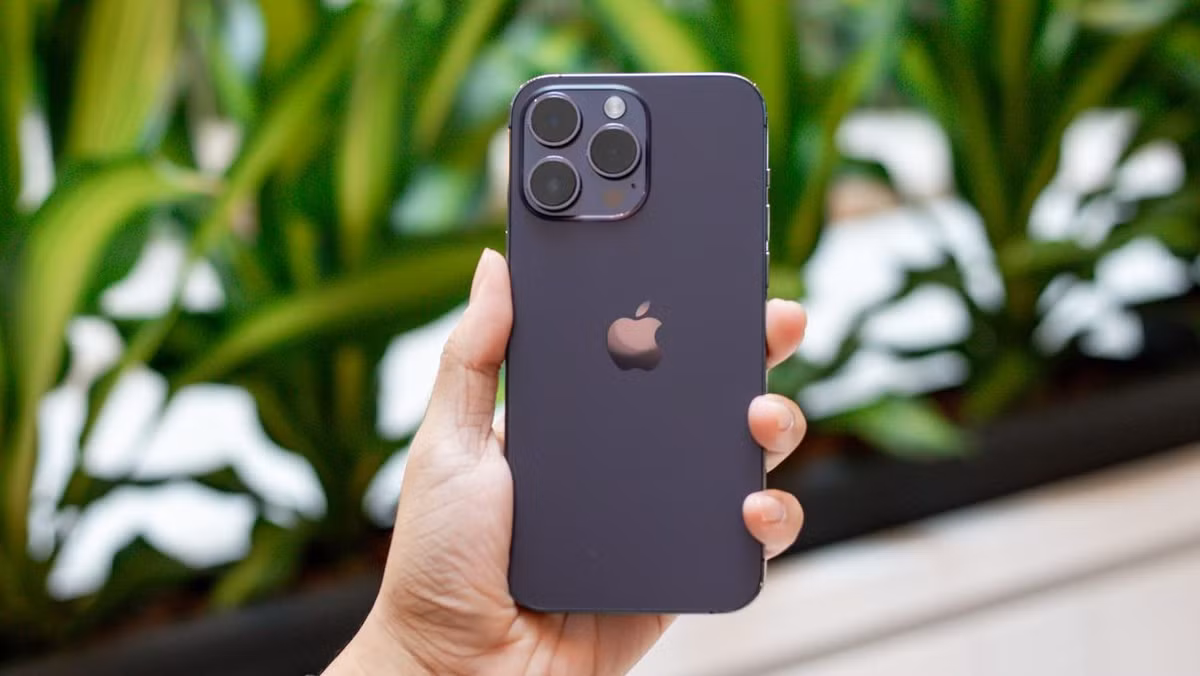 3. iPhone 14 Pro Max cũ là lựa chọn an toàn dưới 20 triệu đồng. Thiết kế khung thép chắc chắn, màn hình OLED 6,7 inch vẫn giữ chất lượng hiển thị cao.