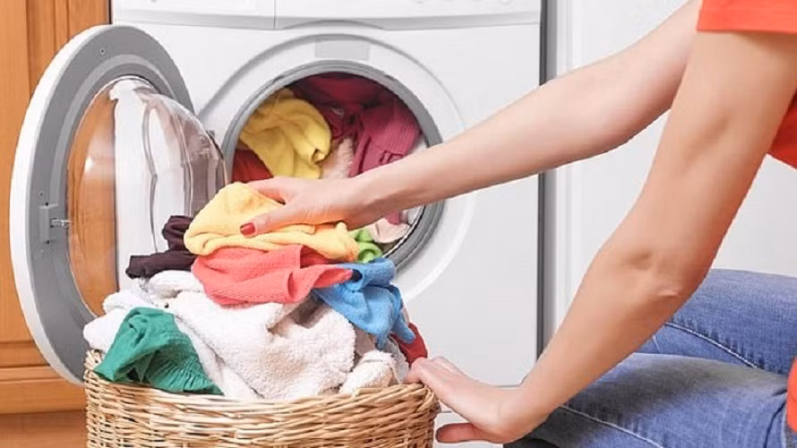 Nhồi nhét quần áo khiến máy quá tải, dễ rung lắc và nhanh hỏng.