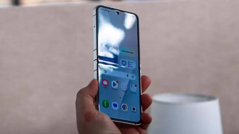 Với RAM chỉ 8GB và bộ nhớ 128GB, Z Flip 7 FE thua kém về hiệu năng so với Z Flip 6 RAM 12GB, 256GB.