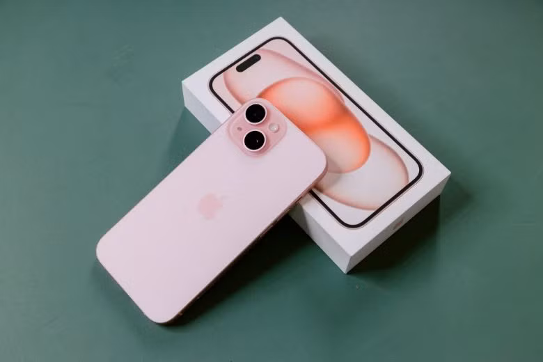 Ở phân khúc cao hơn, iPhone 15 đang được điều chỉnh giá mạnh, trở thành lựa chọn “ngon - bổ - hợp lý” với thiết kế Dynamic Island và cổng USB-C hiện đại.