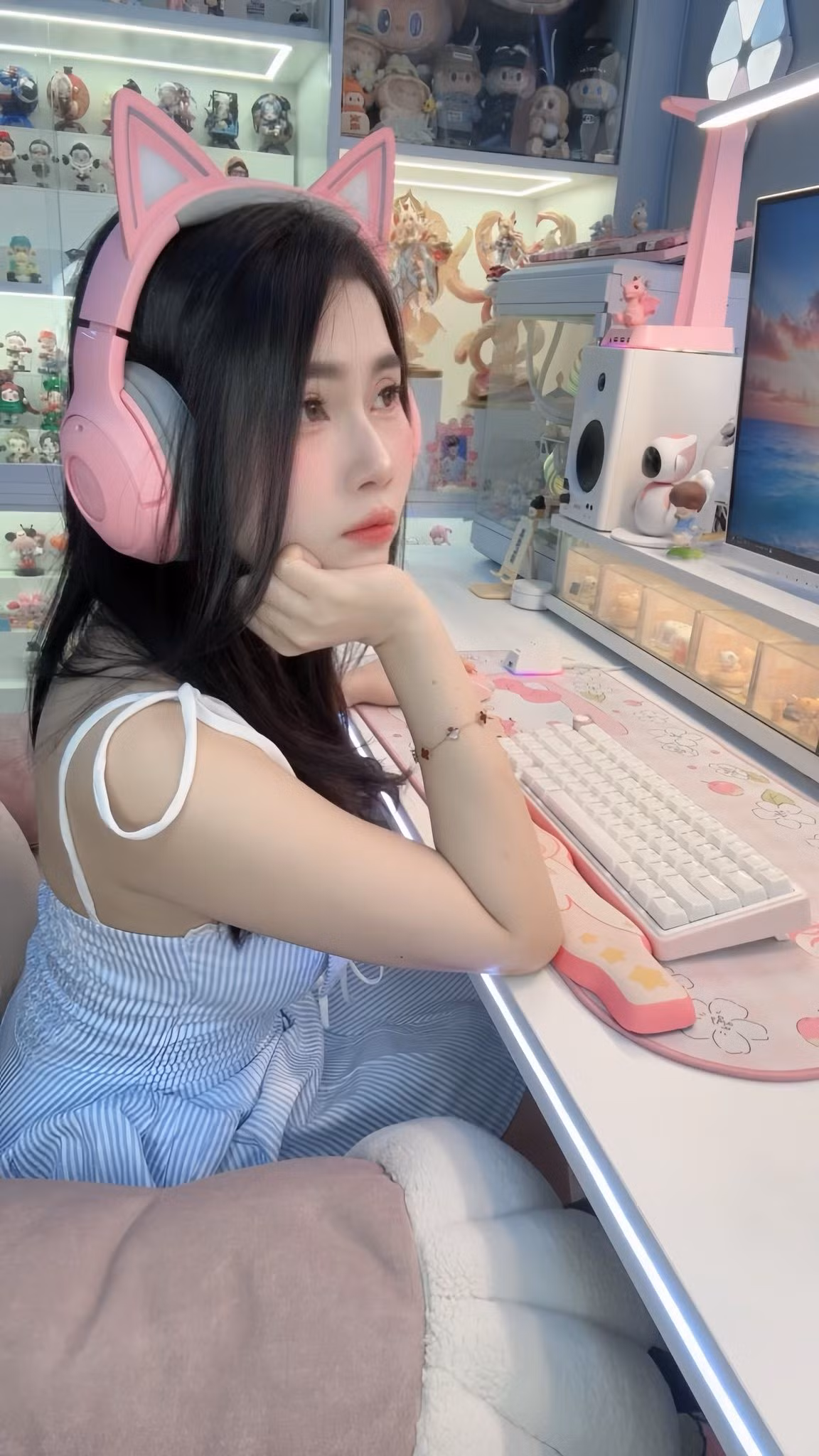 Thay vì chỉ có đèn LED và gear xịn, cô biến không gian chơi game thành bãi biển thu nhỏ.