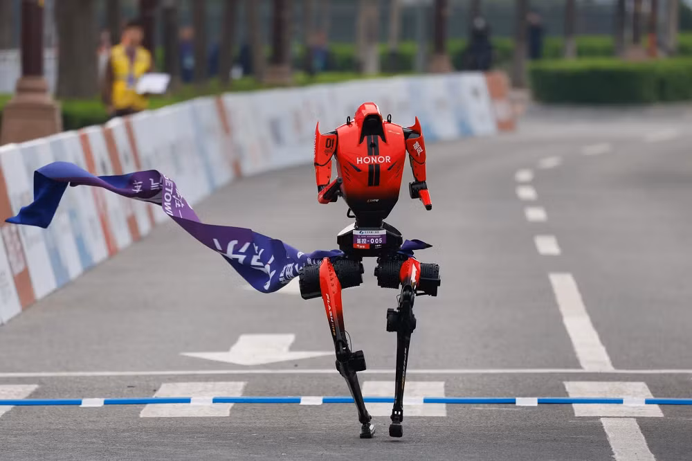 Rrobot nhanh nhất hoàn thành quãng đường 21 km chỉ trong hơn 50 phút, nhanh hơn cả kỷ lục gần đây của vận động viên con người, tạo nên cú sốc lớn về năng lực vận động của máy móc.