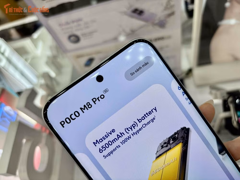 Ở mặt trước, thiết bị sử dụng kính Gorilla Glass Victus 2 cao cấp, trong khi mặt lưng có nhiều tùy chọn hoàn thiện như nhựa gia cố sợi hoặc da sinh thái, đi kèm các họa tiết vân carbon tạo điểm nhấn thị giác, giúp sản phẩm không còn mang dáng dấp của một mẫu máy tầm trung truyền thống.