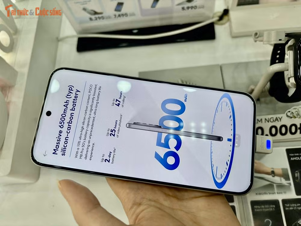 Về hiệu năng, máy sử dụng vi xử lý Snapdragon 7s Gen 4 sản xuất trên tiến trình 4nm, kết hợp GPU Adreno 810 và NPU Hexagon mới, mang lại khả năng xử lý ổn định từ các tác vụ hàng ngày cho đến các tựa game đồ họa cao, đồng thời cải thiện đáng kể hiệu suất AI.