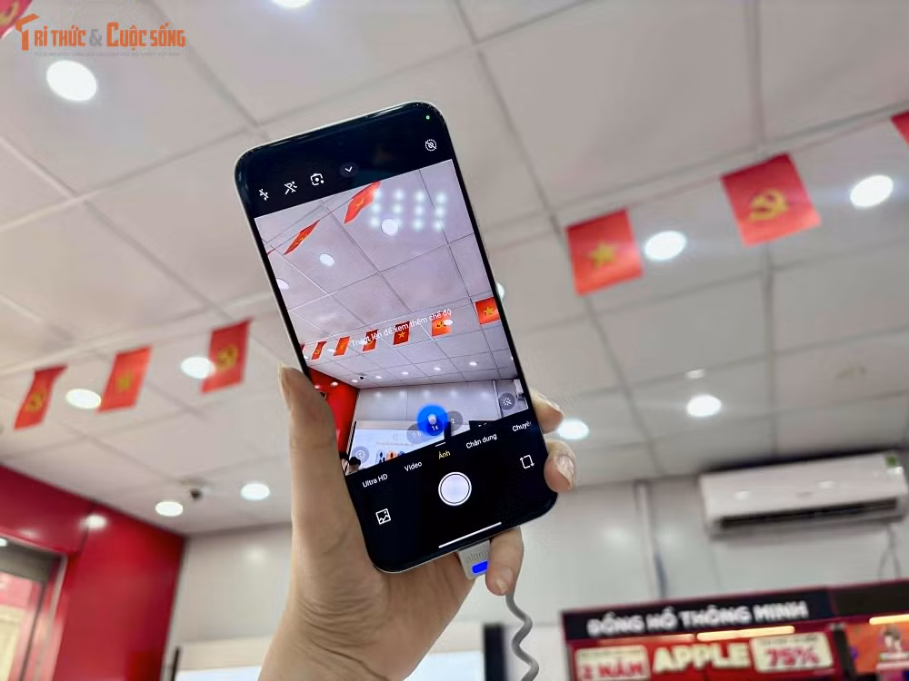 Hệ thống camera cũng được tinh chỉnh với cảm biến chính 50MP hỗ trợ chống rung quang học OIS, đi kèm camera góc siêu rộng 8MP và camera selfie 32MP, mang lại chất lượng hình ảnh ổn định trong nhiều điều kiện ánh sáng và phù hợp cho cả nhu cầu chụp ảnh lẫn quay video cơ bản.