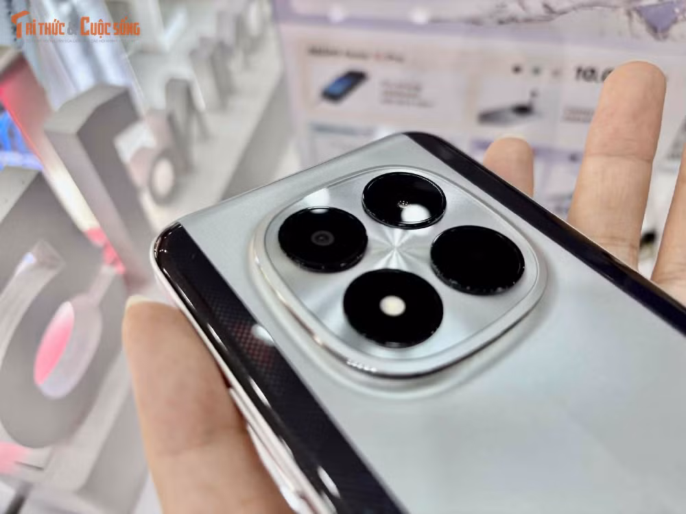Điểm nhấn đáng chú ý nhất của thiết bị nằm ở viên pin dung lượng 6.500mAh, cho thời gian sử dụng kéo dài vượt trội, kết hợp công nghệ sạc nhanh 100W giúp nạp đầy pin chỉ trong khoảng 40 phút, đồng thời hỗ trợ sạc ngược 22.5W để biến máy thành nguồn pin dự phòng khi cần thiết.