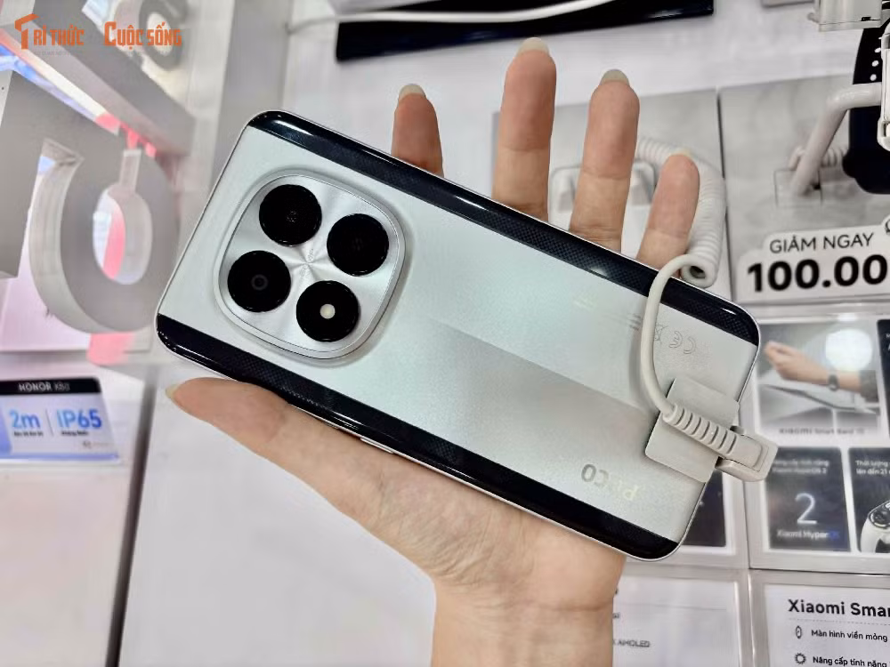 POCO M8 Pro đánh dấu bước thay đổi rõ rệt trong ngôn ngữ thiết kế của dòng M-series khi chuyển sang phong cách hiện đại hơn, với cụm camera được làm lại và các cạnh bo cong mềm mại, mang lại cảm giác cầm nắm chắc chắn nhưng vẫn đảm bảo tính thẩm mỹ cao trong phân khúc.