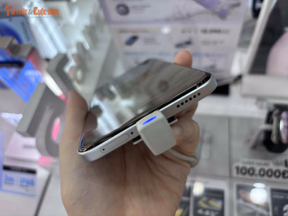 Đáng chú ý, độ sáng tối đa lên đến 3.200 nits giúp thiết bị dễ dàng hiển thị rõ ràng dưới ánh sáng mạnh, trong khi công nghệ PWM 3840Hz hỗ trợ giảm nhấp nháy, góp phần bảo vệ mắt khi sử dụng trong thời gian dài.