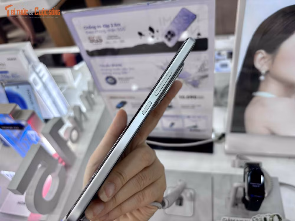 Màn hình của POCO M8 Pro là một trong những điểm nổi bật nhất khi được trang bị tấm nền AMOLED 6,83 inch độ phân giải 1.5K, hỗ trợ 68 tỷ màu, tần số quét 120Hz và công nghệ HDR10+ cùng Dolby Vision, mang lại trải nghiệm hiển thị sắc nét, sống động và phù hợp cho cả giải trí lẫn chơi game.