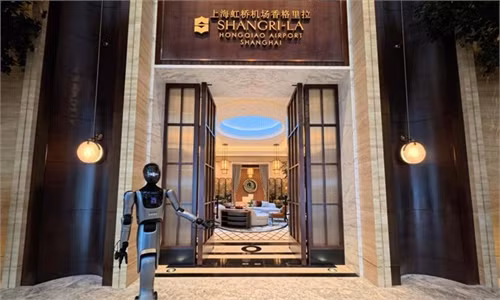 Khách sạn được quảng bá là đầu tiên trên thế giới vận hành hoàn toàn bằng robot đang được xây dựng tại thành phố Thâm Quyến, Trung Quốc, mở ra viễn cảnh mới cho ngành du lịch và lưu trú khi trí tuệ nhân tạo cùng robot dịch vụ dần thay thế các quy trình vận hành truyền thống vốn phụ thuộc nhiều vào nhân sự.