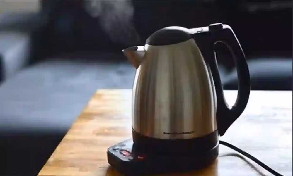 Chất liệu chế tạo cũng ảnh hưởng đến hiệu quả sử dụng lâu dài, trong đó các mẫu ấm làm từ inox, thủy tinh hoặc vật liệu chịu nhiệt chất lượng cao thường có khả năng truyền nhiệt tốt, bền bỉ hơn và dễ vệ sinh, góp phần duy trì hiệu suất hoạt động ổn định trong suốt vòng đời của thiết bị.