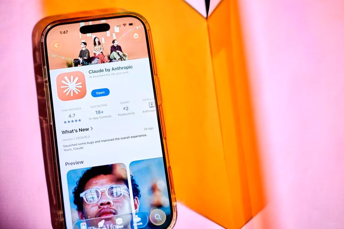 Giới phân tích cho rằng đây là bước đi chiến lược cực kỳ khôn ngoan của Apple dưới thời CEO John Ternus, bởi thay vì lao vào cuộc đua xây dựng mô hình AI khổng lồ tốn hàng chục tỷ USD như Microsoft hay Google, Apple chọn cách biến iPhone thành nền tảng trung tâm nơi mọi AI đều muốn xuất hiện.