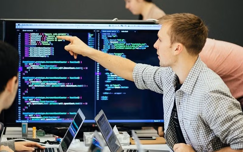 Bill Gates nhận định lập trình không đơn thuần là viết code mà còn liên quan tới tư duy logic, khả năng tối ưu vận hành và giải quyết các tình huống phức tạp, những yếu tố mà AI hiện chưa thể tự xử lý hoàn toàn nếu thiếu sự giám sát của kỹ sư phần mềm.