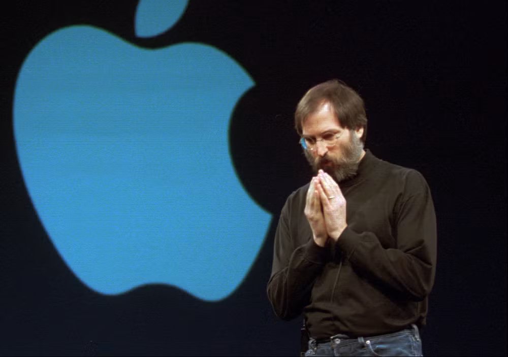 Khi quay trở lại Apple vào năm 1997 trong bối cảnh công ty đối mặt nguy cơ suy thoái nghiêm trọng, Steve Jobs đã thực hiện cuộc tái cấu trúc mạnh mẽ, tinh gọn danh mục sản phẩm và tập trung nguồn lực vào những dự án cốt lõi, tạo tiền đề cho sự hồi sinh ngoạn mục của thương hiệu này.