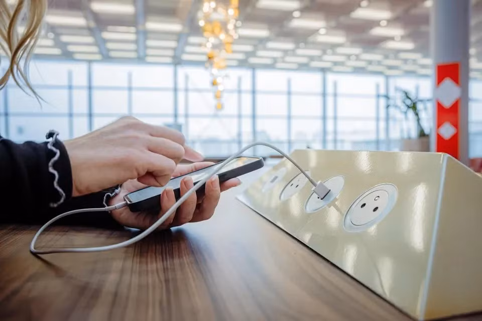 iPhone sẽ không truyền dữ liệu nếu người dùng không xác nhận độ tin cậy với nguồn sạc.(Ảnh: Forbes)