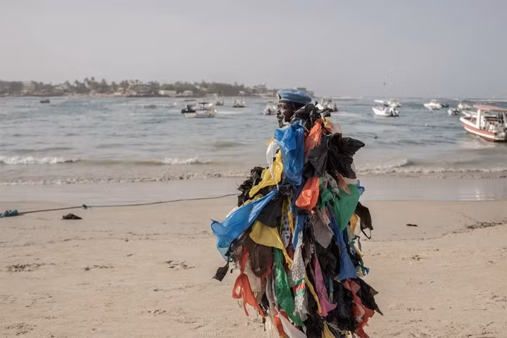 Ngay cả kẹo cao su hiện đại và túi nhựa cũng bị xếp vào danh sách “tai hại” vì gây ô nhiễm môi trường nghiêm trọng.