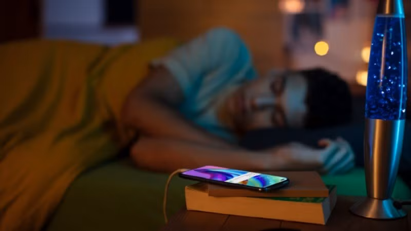 Việc cắm sạc điện thoại qua đêm từ lâu luôn là chủ đề gây tranh cãi khi nhiều người lo ngại pin nhanh chai, thiết bị xuống cấp hoặc thậm chí có nguy cơ cháy nổ, nhưng thực tế với smartphone hiện đại, nỗi sợ này đang dần trở nên lỗi thời hơn nhiều người tưởng.