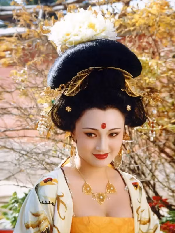 Vẻ đẹp của bà từng được thi sĩ Lý Bạch ca tụng trong ba bài thơ nổi tiếng “Thanh bình điệu” lưu danh muôn thuở.