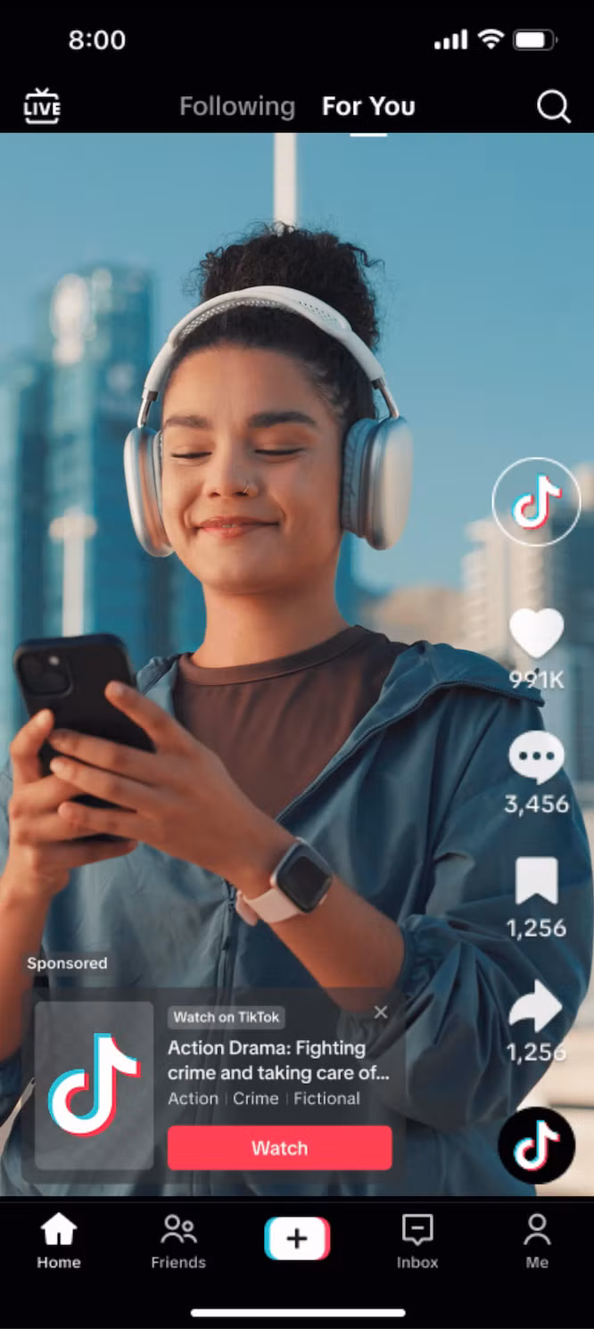 Những công cụ AI này cho phép nhà quảng cáo tạo video đa ngôn ngữ, tối ưu nội dung theo thời gian thực và tự động lựa chọn các mẫu quảng cáo có hiệu suất tốt nhất, góp phần rút ngắn đáng kể thời gian sản xuất và vận hành chiến dịch.