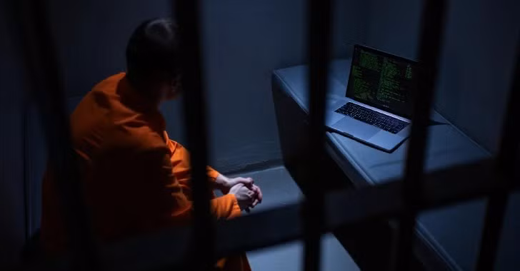 Nhóm này còn gửi tin nhắn cảnh báo giả, dẫn nạn nhân vào trang web phishing.