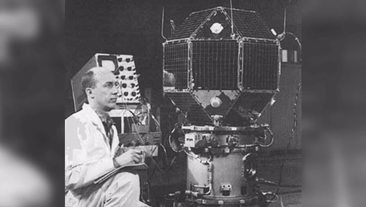 LES-1 (Lincoln Experimental Satellite-1) được phóng vào ngày 11/2/1965 trong chương trình vệ tinh thông tin quân sự của Không quân Mỹ và MIT.