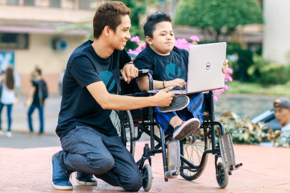 Trí tuệ nhân tạo đang đóng vai trò quan trọng trong việc trao quyền, mở ra thế giới công bằng hơn cho hàng triệu người khuyết tật trên toàn cầu.(Ảnh: Microsoft News)