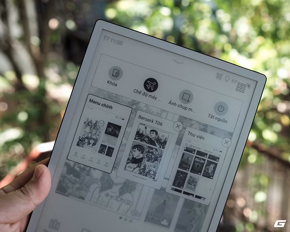 Điểm nổi bật nhất của PocketBook InkPad One nằm ở màn hình E-Ink Mobius sử dụng nền nhựa thay vì kính truyền thống, giúp thiết bị nhẹ hơn, bền hơn và giảm nguy cơ nứt vỡ khi sử dụng hằng ngày, đồng thời độ phân giải 1404 x 1872 pixel cùng mật độ điểm ảnh 226 ppi vẫn mang lại khả năng hiển thị văn bản rõ ràng, ít hiện tượng răng cưa và tạo cảm giác đọc gần giống giấy thật.(Ảnh: Genk)