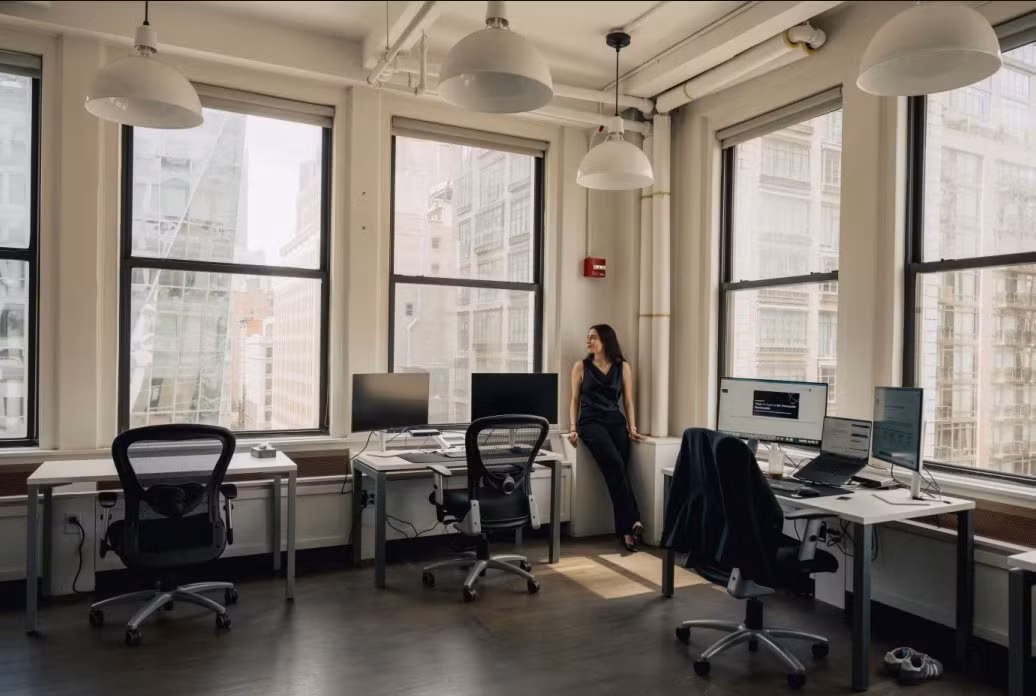 Trong bối cảnh xu hướng làm việc từ xa vẫn lan rộng, các startup AI tại New York lại đi ngược dòng khi mạnh tay chi hàng chục nghìn USD mỗi tháng để thuê những văn phòng cao cấp tại các khu vực đắt đỏ như SoHo hay Flatiron.