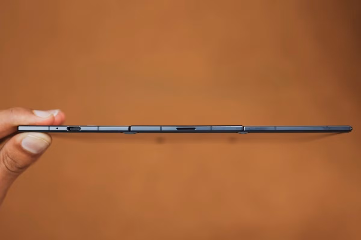 Để kiểm soát chi phí, Samsung buộc phải cắt giảm cấu hình so với nguyên mẫu, từ chip xử lý đến số lượng camera.
