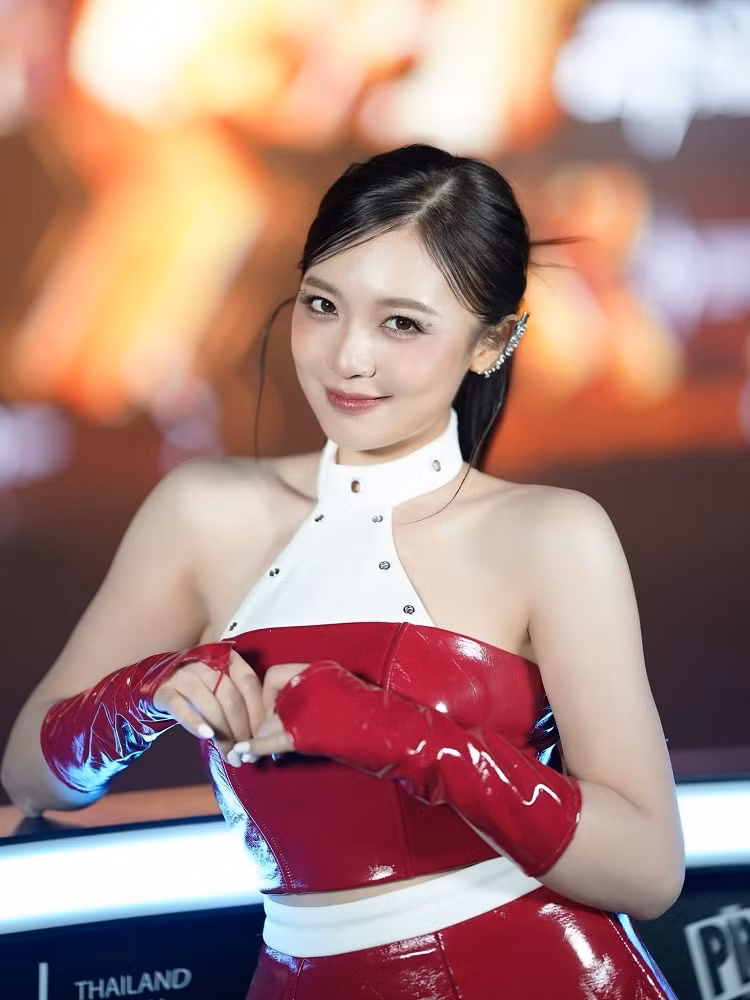 Người hâm mộ gọi cô là “nữ thần Liên Quân” vì vẻ đẹp cuốn hút và thần thái tự tin hiếm có.