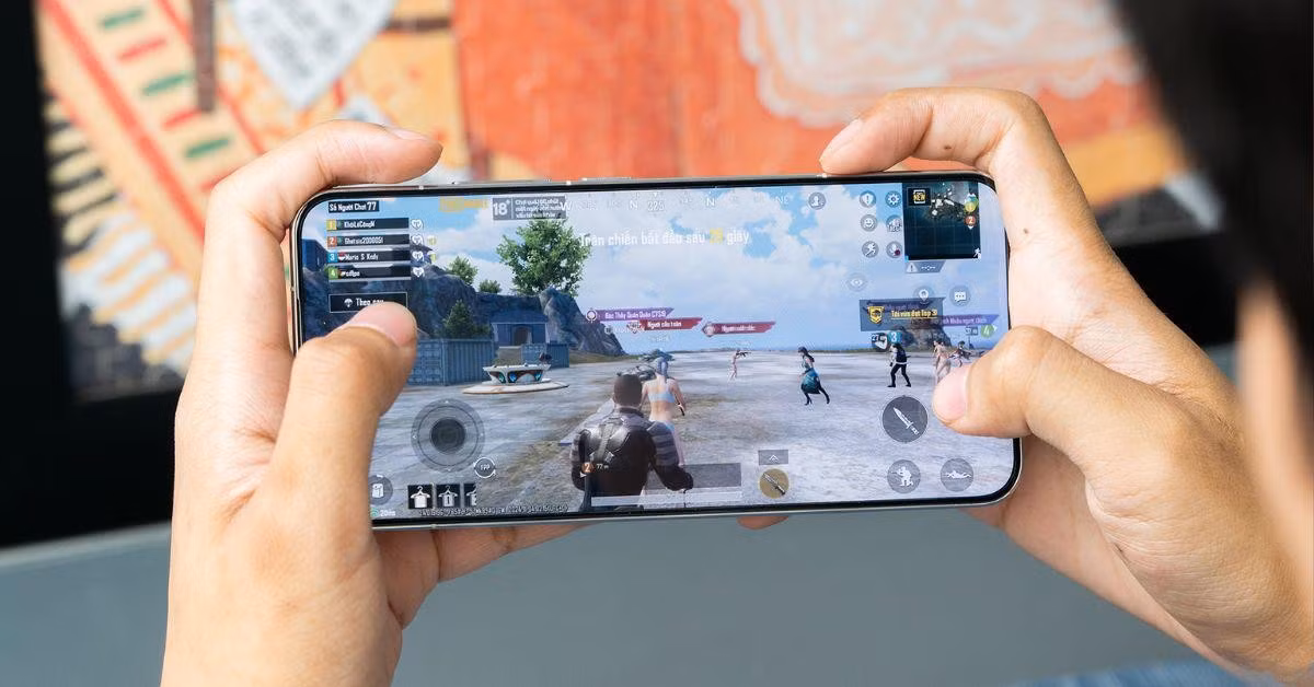 2. ASUS ROG Phone 7/7 Ultimate có thiết kế gaming hầm hố cùng hệ thống tản nhiệt tiên tiến giúp chơi game nặng không bị nóng máy.