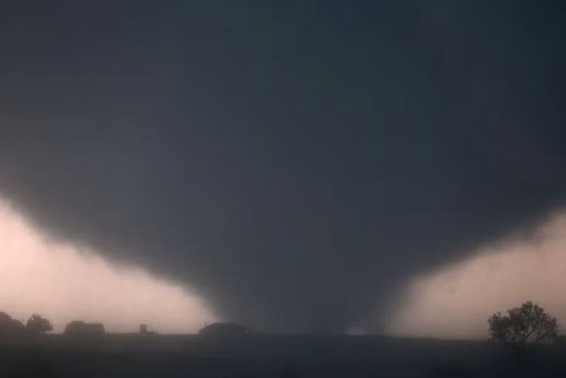 Bà cùng Peggy Willenberg lập nhóm Twister Sisters, đưa khán giả trải nghiệm trực tiếp hành trình săn bão. Chương trình giúp Metz nổi tiếng hơn và được nhiều người gọi là “GOAT” – vĩ đại nhất.