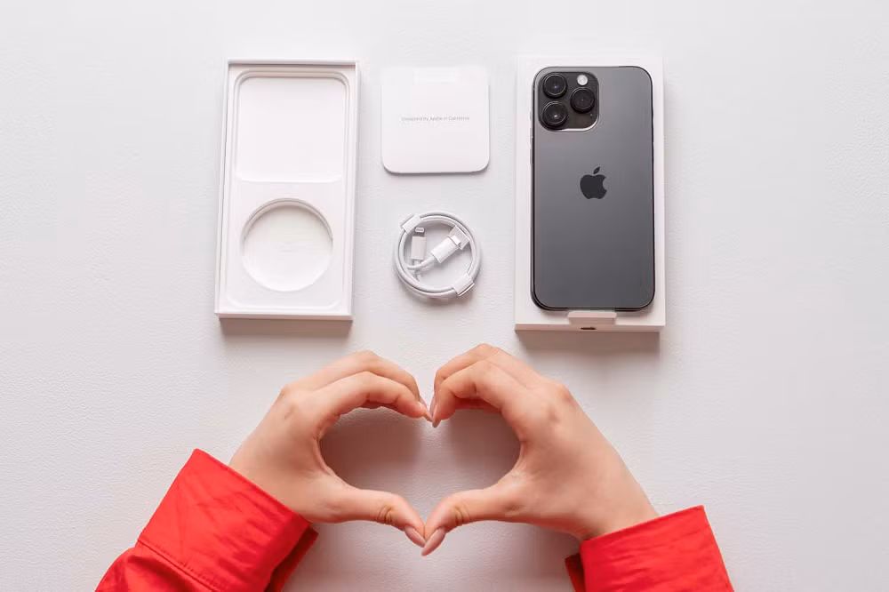 Theo nhiều cựu lãnh đạo Apple, trải nghiệm này hoàn toàn không phải ngẫu nhiên mà được tính toán kỹ lưỡng ngay từ thời Steve Jobs, khi ông muốn cảm giác xúc giác và tâm lý chờ đợi tạo nên ấn tượng đầu tiên về sự cao cấp của sản phẩm.