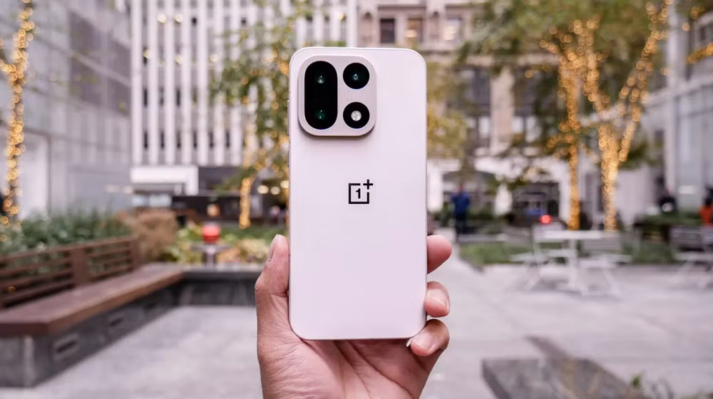 Bên cạnh camera, pin là yếu tố xuống cấp nhanh nhất trên smartphone bởi pin lithium-ion bắt đầu suy hao ngay từ lúc xuất xưởng, và sau khoảng ba năm sử dụng liên tục, nhiều thiết bị thường xuất hiện tình trạng tụt pin nhanh, nóng máy hoặc phải sạc nhiều lần mỗi ngày khiến trải nghiệm sử dụng giảm đáng kể.