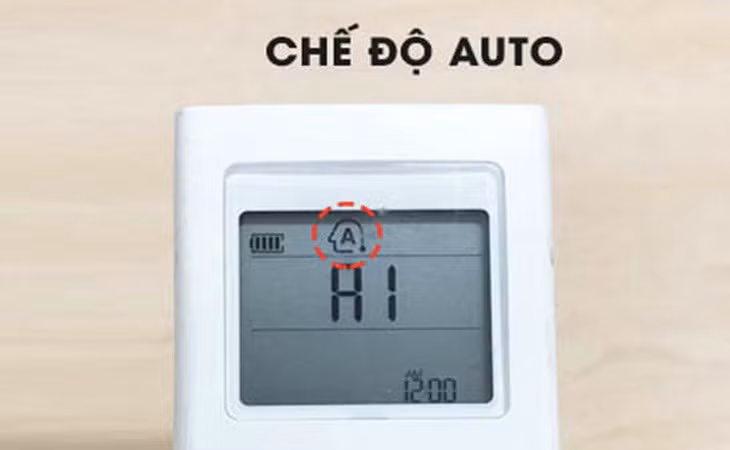 Trong khi đó, chế độ “Auto” chỉ kích hoạt quạt khi hệ thống thực sự làm lạnh và sẽ tự động ngắt khi nhiệt độ đạt mức cài đặt, giúp thiết bị giảm đáng kể điện năng tiêu thụ và hạn chế hao mòn linh kiện bên trong.