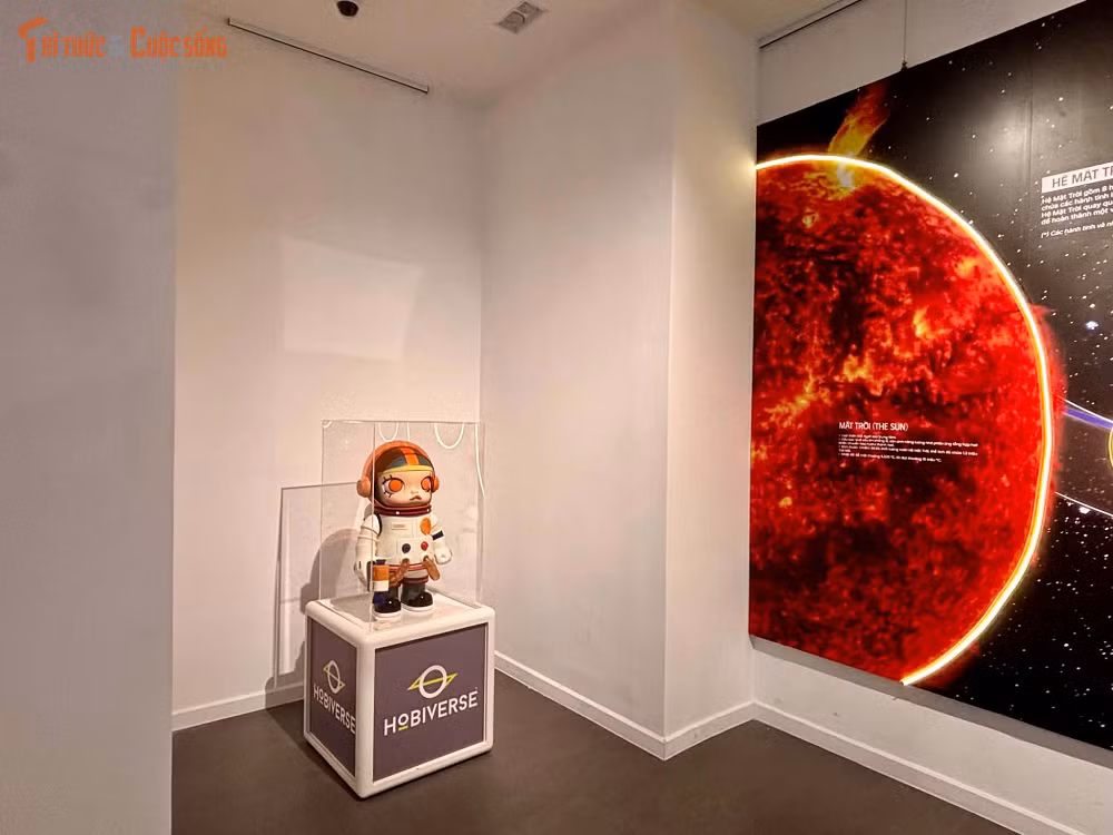 “Vũ trụ song song” diễn ra tại tầng 2 (Galerie du Futur), LOTTE Department Store, 54 Liễu Giai, Hà Nội, tạo thêm một điểm đến trải nghiệm khoa học dành cho gia đình và trẻ nhỏ.
