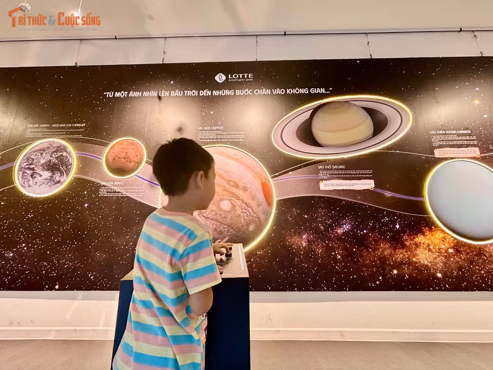 Thay vì chỉ quan sát, trẻ em có thể chủ động khám phá không gian trưng bày, tương tác với các nội dung và đặt câu hỏi về những điều đang diễn ra bên ngoài Trái đất.