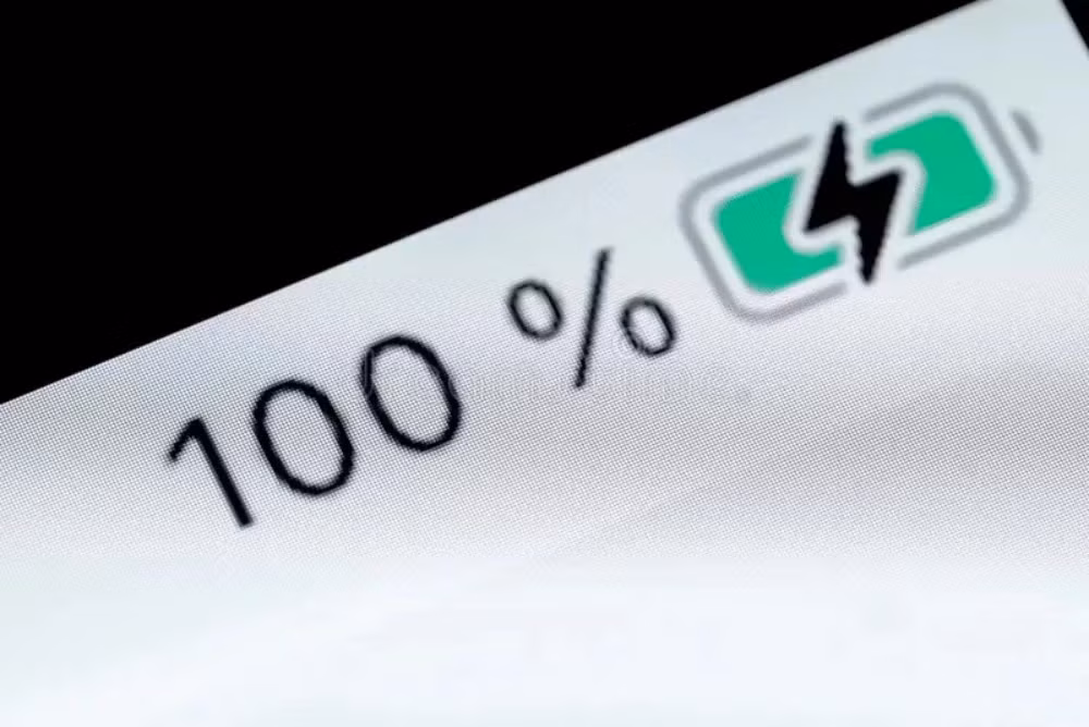 Khi pin tiến gần mức 100%, điện áp tăng cao hơn, sinh nhiệt nhiều hơn và về lý thuyết có thể làm tăng tốc độ hao mòn hóa học bên trong, từ đó khiến pin xuống cấp nhanh hơn theo thời gian.