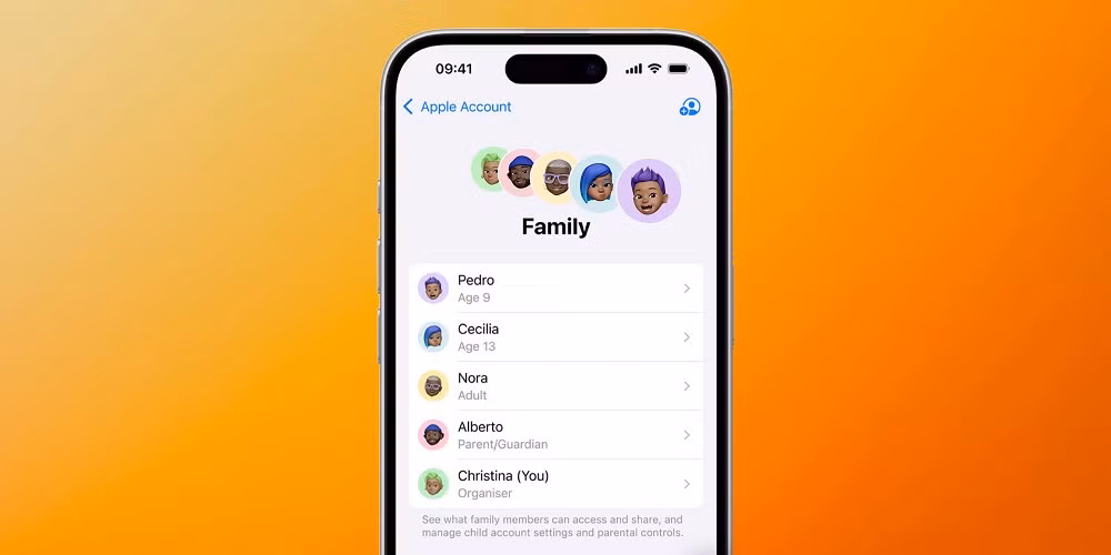 Ra mắt từ năm 2014, Apple Family Sharing được thiết kế để giúp các thành viên trong gia đình chia sẻ ứng dụng, vị trí và phương tiện thanh toán chung.