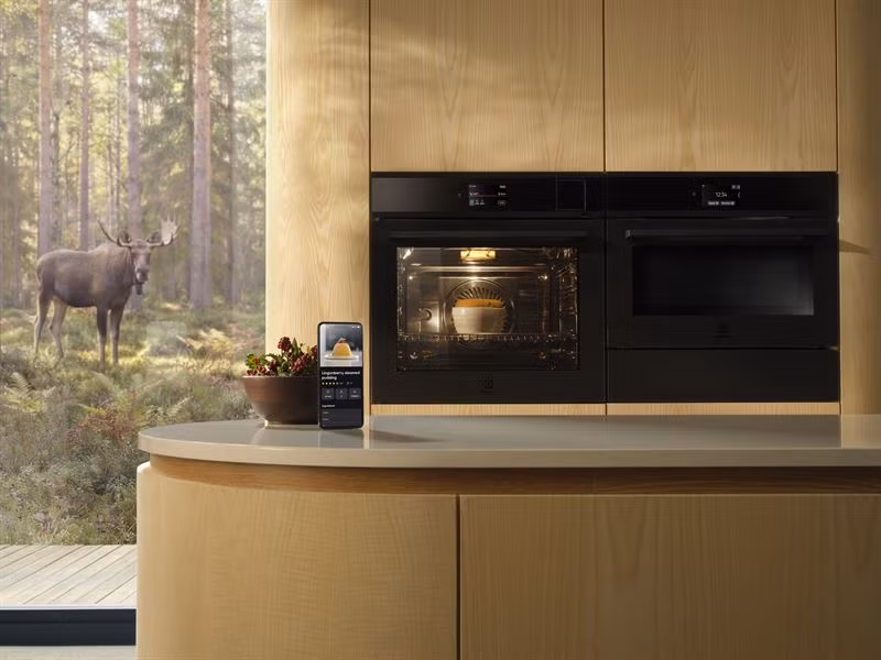 Tại Milan Design Week 2026, Electrolux đã giới thiệu loạt thiết bị gia dụng mới, nổi bật là lò nướng tích hợp AI có khả năng “nấu ăn online” đầy ấn tượng.