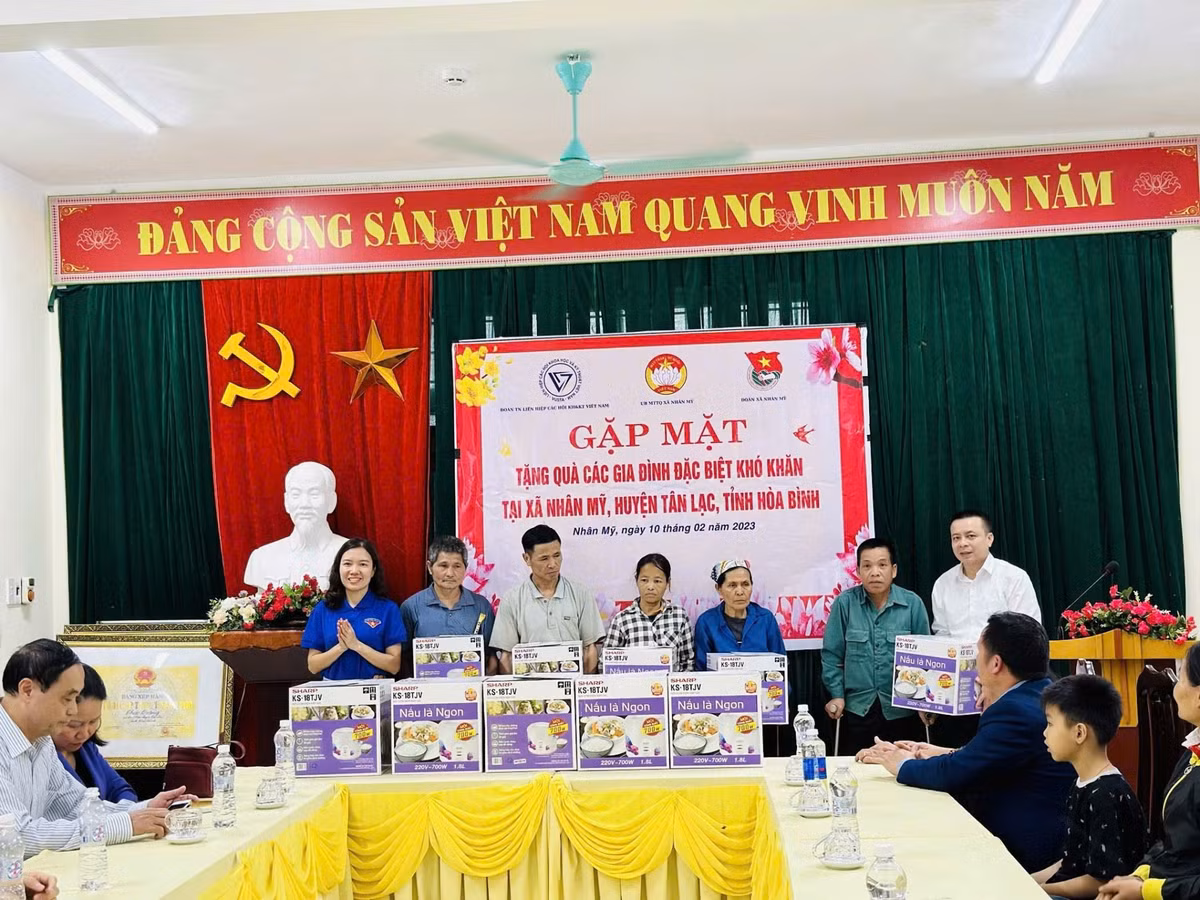Tặng quà cho các gia đình đặc biệt khó khăn tại xã Nhân Mỹ, Tân Lạc, Hòa Bình