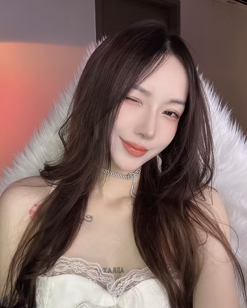 Cô gây sốt khi đăng loạt ảnh khoe vóc dáng nóng bỏng trên trang cá nhân.
