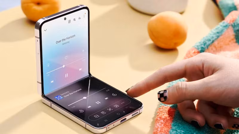 Bản thân dòng Z Flip vẫn còn nhiều tiềm năng phát triển như nâng cấp pin lớn hơn, camera chất lượng cao hơn, màn hình phụ hữu dụng hơn hoặc cải thiện độ bền bản lề, thậm chí Samsung hoàn toàn có thể tung ra một phiên bản giá rẻ để mở rộng tệp khách hàng thay vì chỉ tập trung ở phân khúc cao cấp.