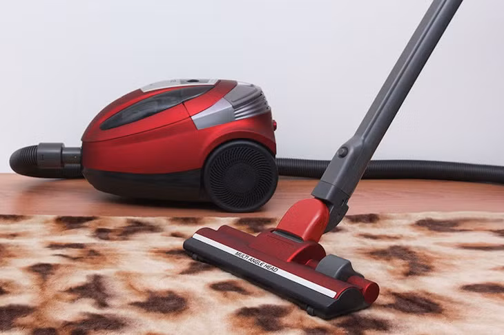 2. Bên cạnh khu vực giặt giũ, máy hút bụi lau nhà đa năng cũng đang trở thành lựa chọn phổ biến nhờ khả năng xử lý đồng thời bụi bẩn và vết bám trên sàn chỉ trong một lần vận hành.