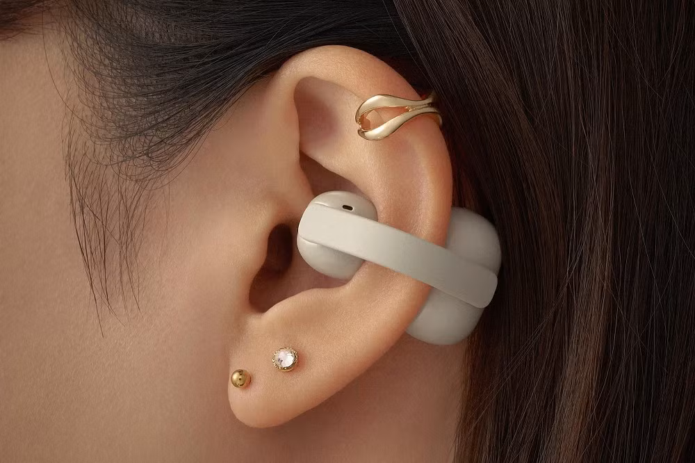 Sản phẩm được định vị cạnh tranh trực tiếp với các tai nghe mở như Bose Ultra Open Earbuds hay Huawei FreeClip 2.