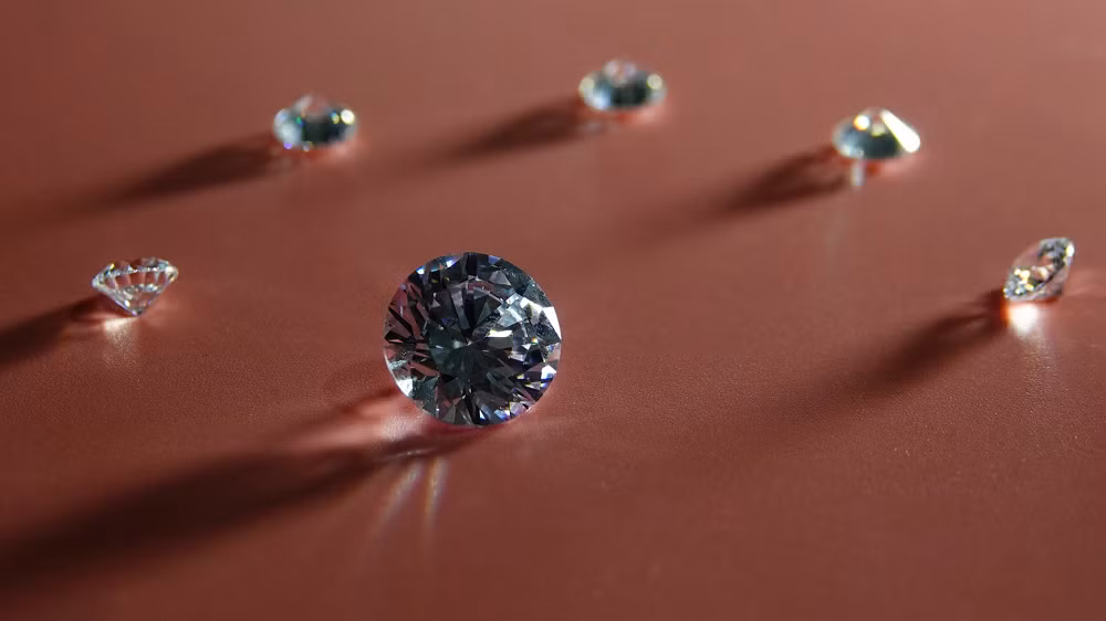 Nguồn cơn của cơn sốt xuất phát từ bức ảnh Giám đốc điều hành công ty CY Diamond bắt tay Jensen Huang tại Bắc Kinh được đăng tải trên WeChat, sau đó hàng loạt hãng truyền thông công nghệ và kinh doanh Trung Quốc như Caixin, 36Kr hay Sina Tech đồng loạt đưa tin Nvidia đã "kiểm chứng" vật liệu composite kim cương và sẽ triển khai công nghệ làm mát bằng kim cương trên các thế hệ chip AI tương lai, khiến kỳ vọng của nhà đầu tư tăng mạnh dù chưa có bất kỳ thông báo chính thức nào từ Nvidia.