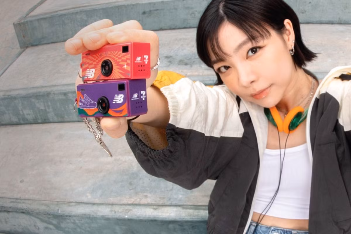 Dù có kích thước nhỏ bé, thiết bị vẫn được trang bị đầy đủ ba tính năng quan trọng gồm chụp ảnh, quay video và ghi âm, đồng thời hỗ trợ điều chỉnh độ phân giải cùng 25 bộ lọc màu có thể áp dụng cho cả hình ảnh lẫn video nhằm tăng tính sáng tạo cho người sử dụng.