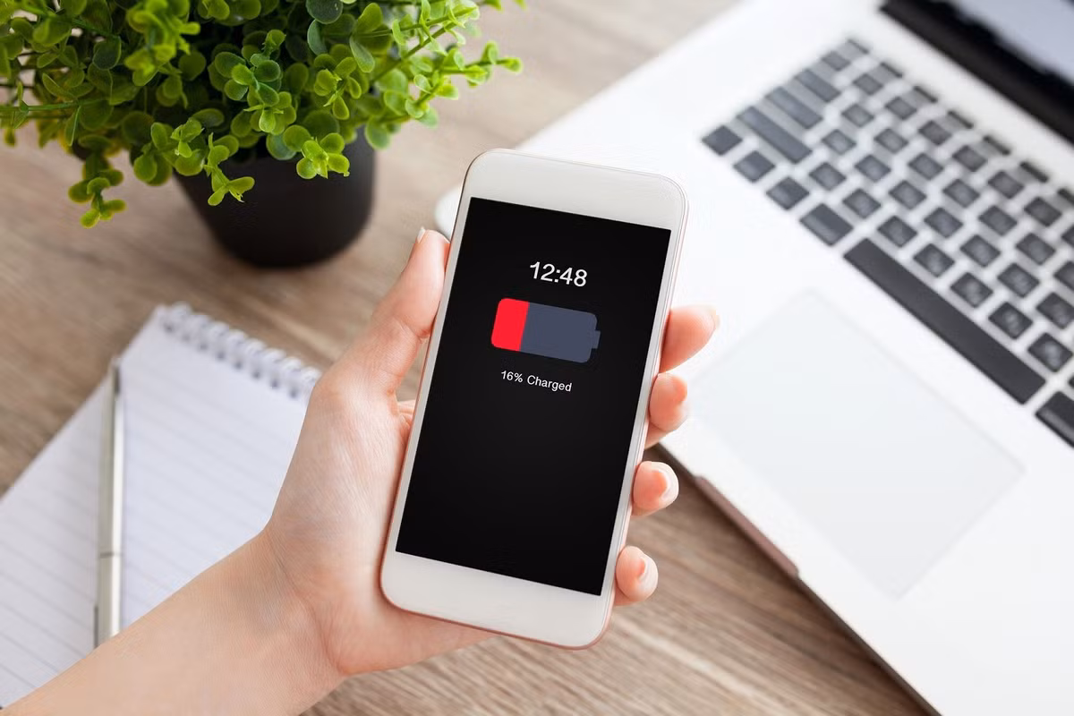 Morgan cũng khuyến khích bật tính năng "Sạc pin được tối ưu hóa" trên iPhone để bảo vệ pin.