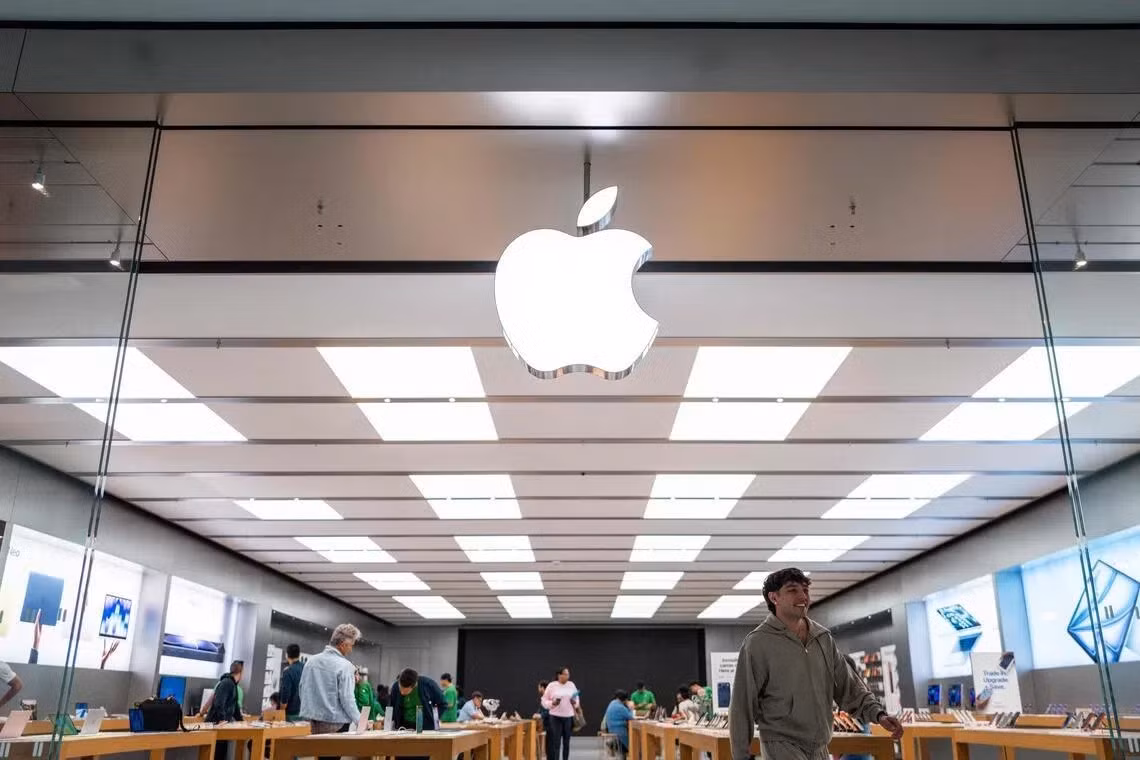 Giới đầu tư cũng đặc biệt quan tâm tới thông tin Apple đang đàm phán với Samsung và Intel để mở rộng sản xuất chip tại Mỹ nhằm giảm phụ thuộc vào TSMC.