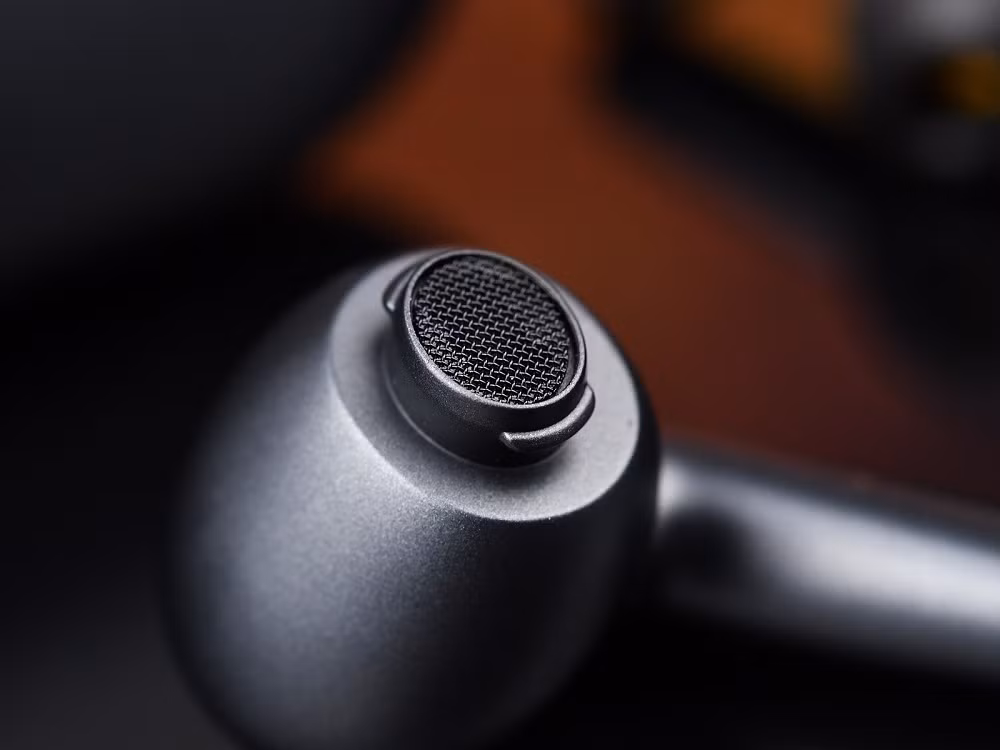 Hệ thống chống ồn chủ động (ANC) giúp giảm tiếng ồn tới 60 dB, kết hợp khử ồn cuộc gọi bằng AI và chế độ xuyên âm tiện lợi.